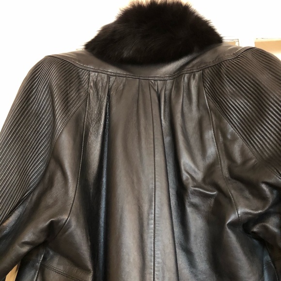 Full length leather coat with fur trim - Picture 8 of 9